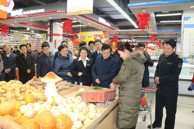 市區主要領導開展春節前食品安全檢查，確保農副產品銷售安全